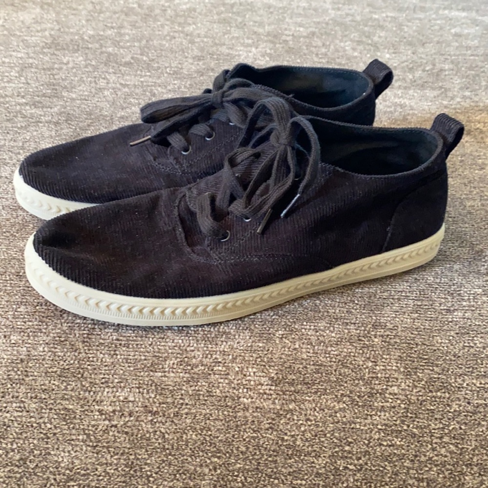Rocket Dog men’s black corduroy sneakers; size 11